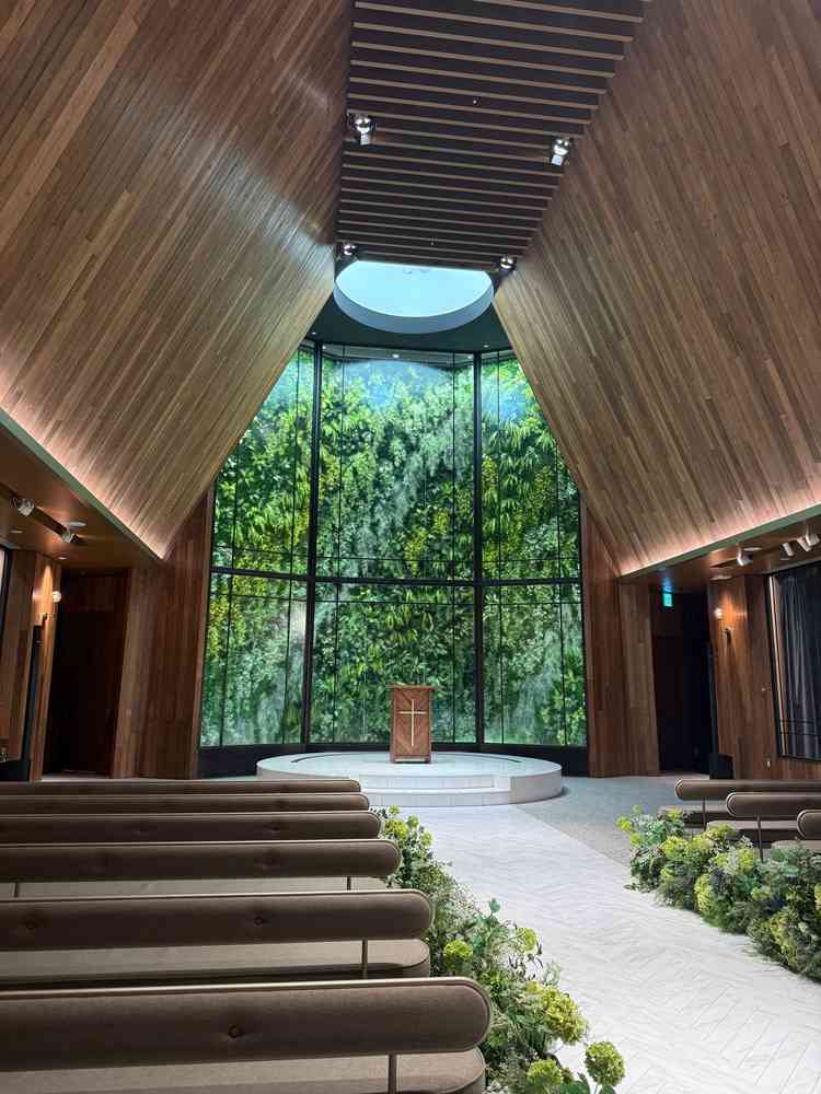 B1。チャペル左奥から。天井が高い。奥の植物はすりガラス越しにみえるため映像や画像っぽいが本物。