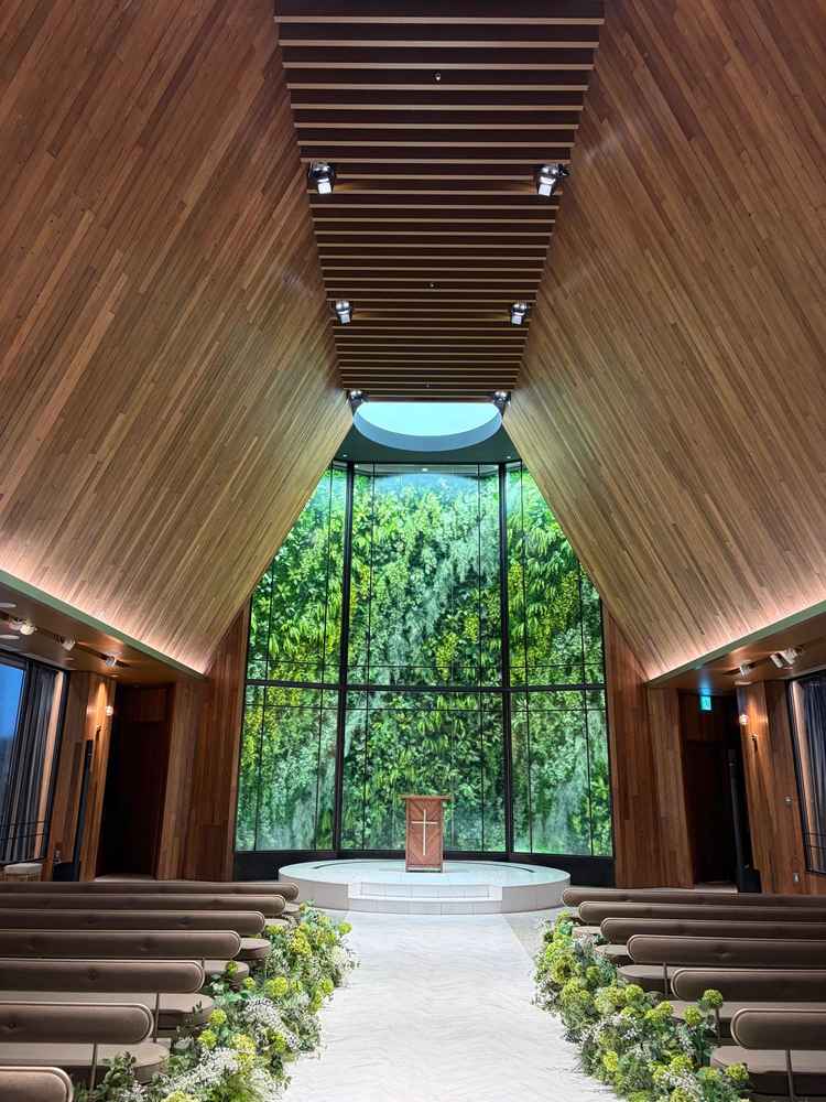 ドレスが映えそうな木目調のチャペル。