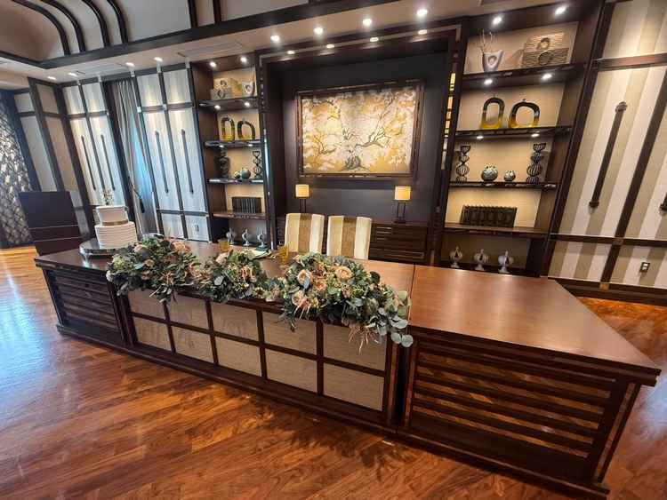 披露宴会場の新郎新婦席です。かなり机が広く足下もゆったりしているため、動きづらいドレスでも大丈夫です