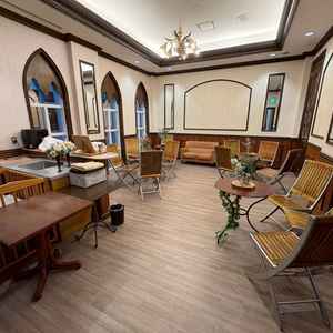 参列者の控室の写真です。椅子がたくさんあるためゆっくりできそうな雰囲気でした。