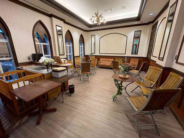 参列者の控室の写真です。椅子がたくさんあるためゆっくりできそうな雰囲気でした。