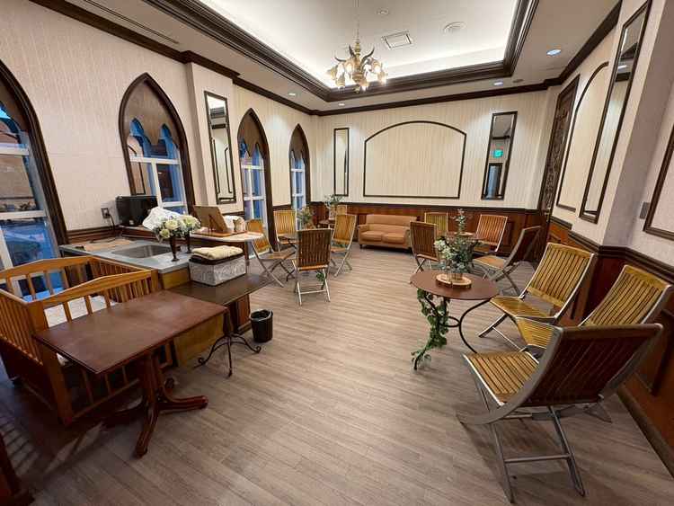 参列者の控室の写真です。椅子がたくさんあるためゆっくりできそうな雰囲気でした。