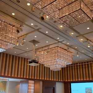 メインの披露宴会場のシャンデリアです。写真より実際見た方が綺麗で、大変気に入りました。