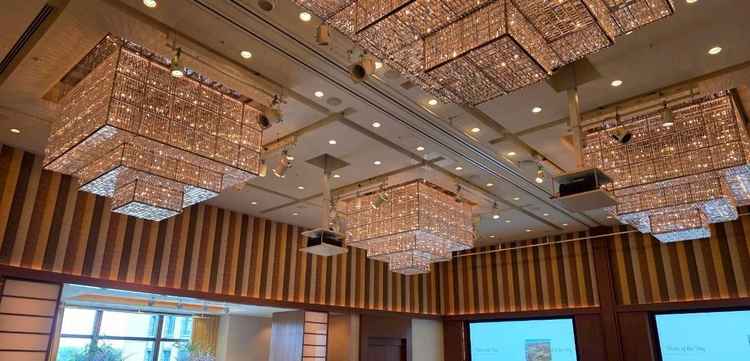 メインの披露宴会場のシャンデリアです。写真より実際見た方が綺麗で、大変気に入りました。