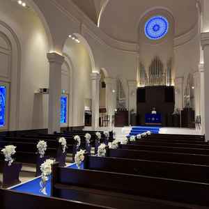 チャペル。青のバージンロードがとても綺麗で、天井も高く素敵でした。