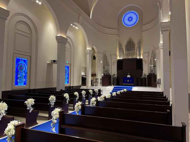 チャペル。青のバージンロードがとても綺麗で、天井も高く素敵でした。