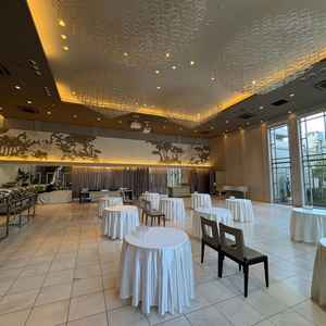 披露宴会場、床が白いところの様子