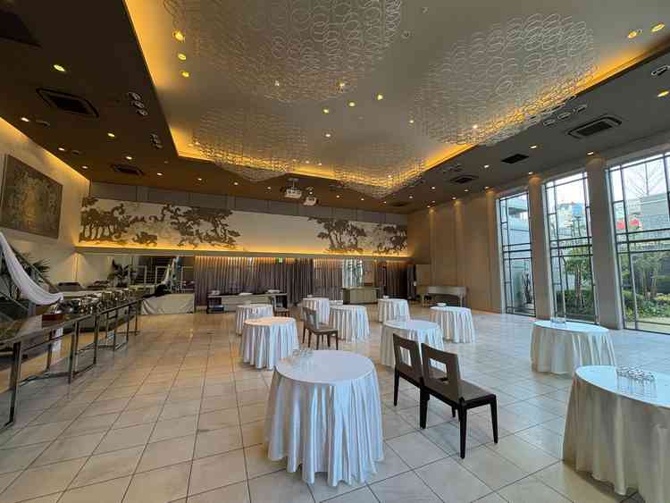 披露宴会場、床が白いところの様子