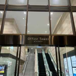 入り口はオフィスタワーの中にあるためちょっとだけわかりにくい。