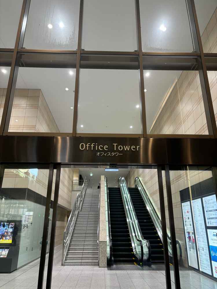 入り口はオフィスタワーの中にあるためちょっとだけわかりにくい。