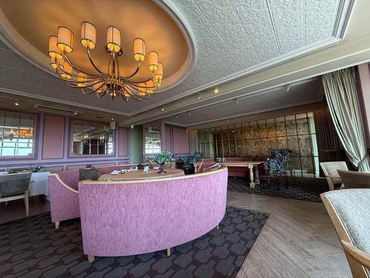 披露宴会場はおしゃれなレストラン貸しきりにできることで自由に好きな空間が作れそう。