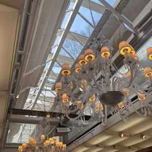 披露宴会場の天井写真。変わった形のシャンデリアが魅力的でした。