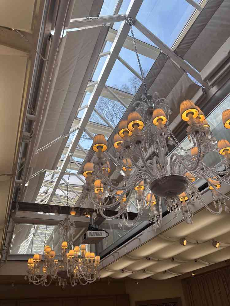 披露宴会場の天井写真。変わった形のシャンデリアが魅力的でした。