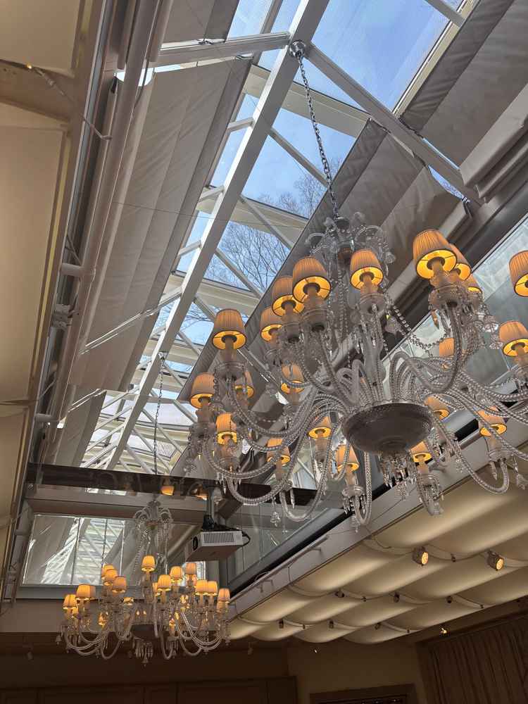 披露宴会場の天井写真。変わった形のシャンデリアが魅力的でした。