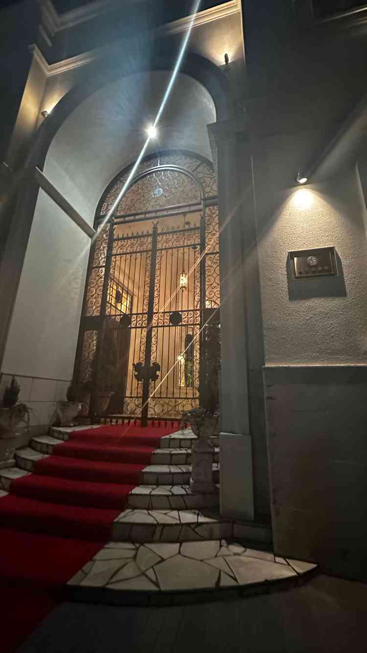 入り口です。扉が大きくとても存在感があって圧倒的でした。