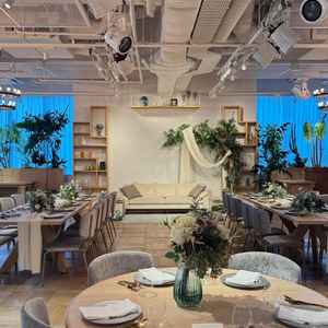 グリーンがたくさんあって素敵な雰囲気。横に広い会場なので、後ろの人も顔が見えやすい。