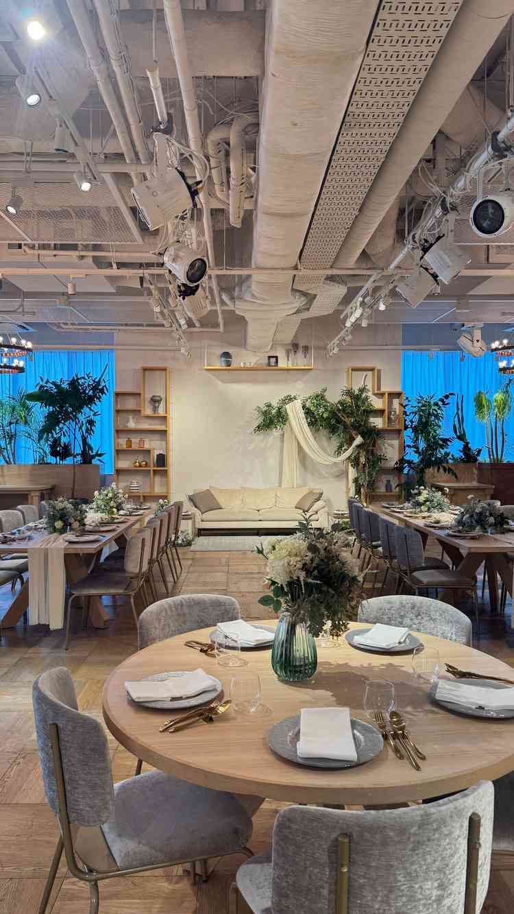 グリーンがたくさんあって素敵な雰囲気。横に広い会場なので、後ろの人も顔が見えやすい。