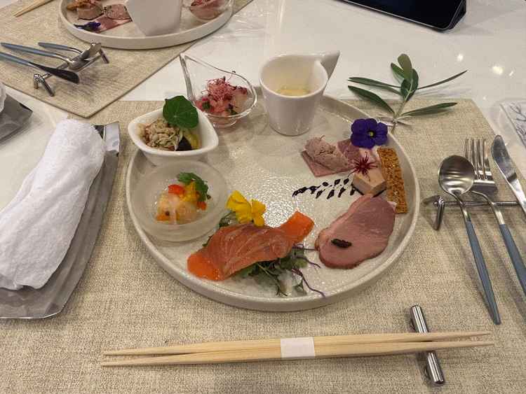前菜。スモークサーモンがとても美味しかったです。