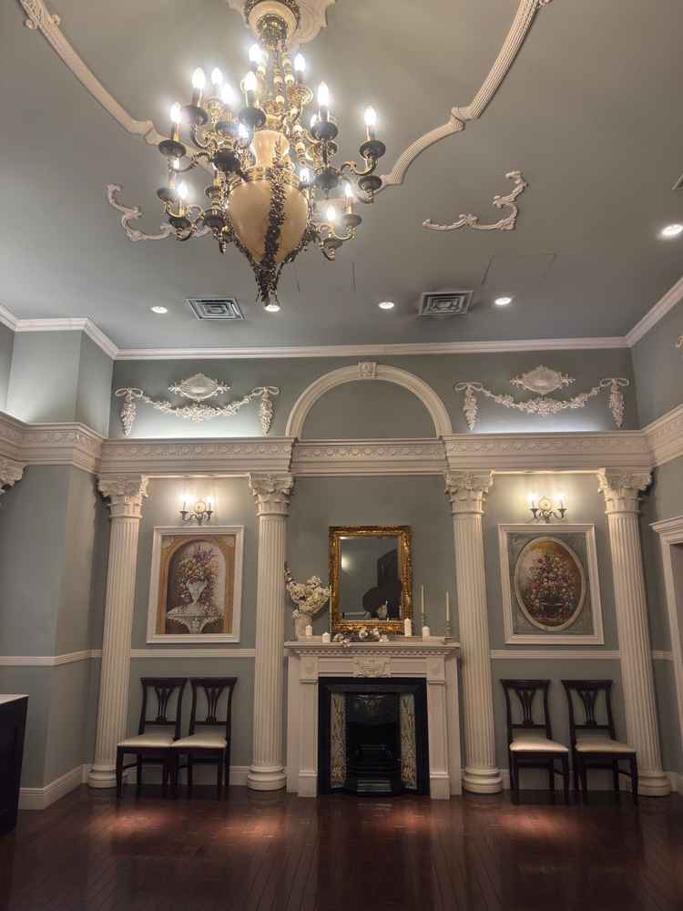 上品な洋装で前撮り写真を撮ることも可能です。受付の場でもあり広く開放感がありました。