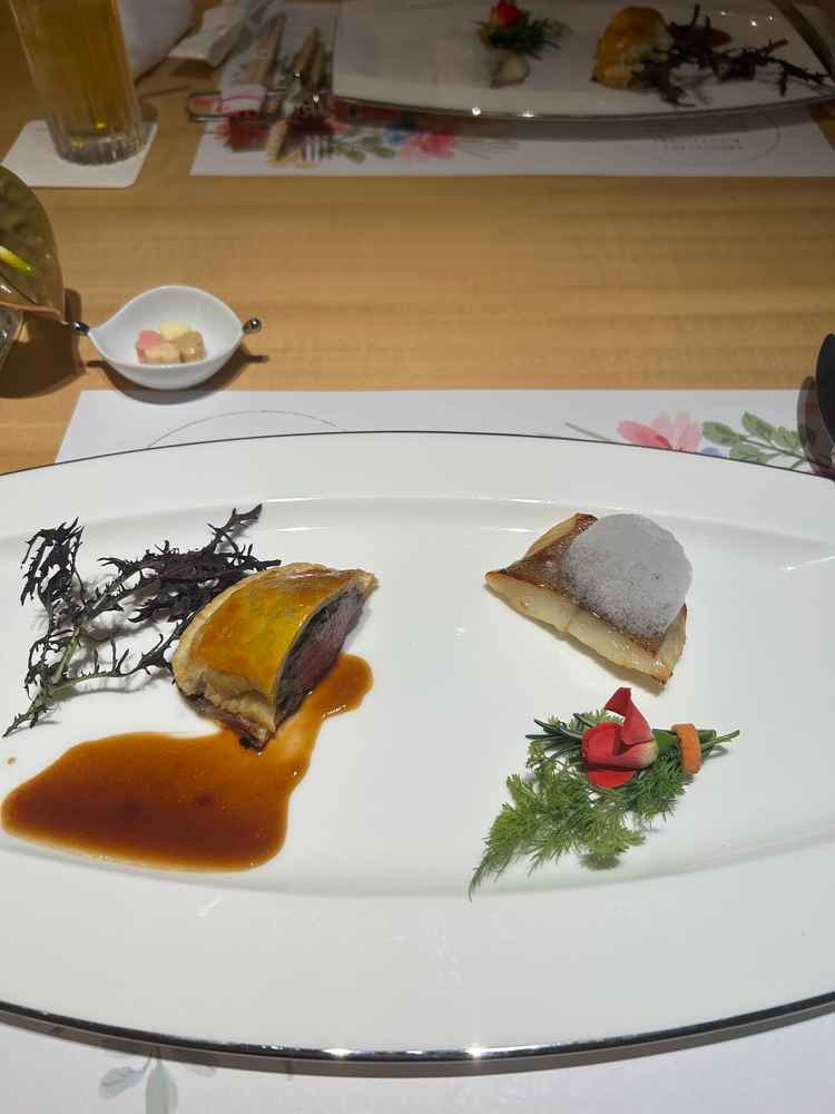 お料理の写真。試食用のため、ワンプレートでの提供だが、実際は肉と魚別々に提供される。