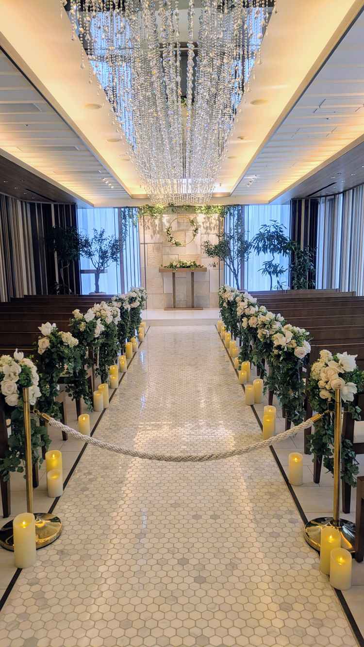 挙式会場は、ナチュラルな雰囲気でした。上部のシャンデリアで華やかさもありました。