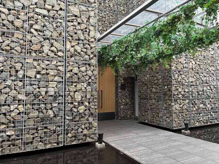 チャペル入場前の玄関で、雨が降っても素敵だと思いました。