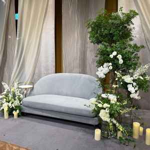 披露宴会場の高砂の写真。グリーン×ホワイト×グレーと理想な色合いの会場を見れたことはとても良かっ