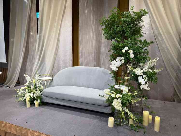 披露宴会場の高砂の写真。グリーン×ホワイト×グレーと理想な色合いの会場を見れたことはとても良かっ