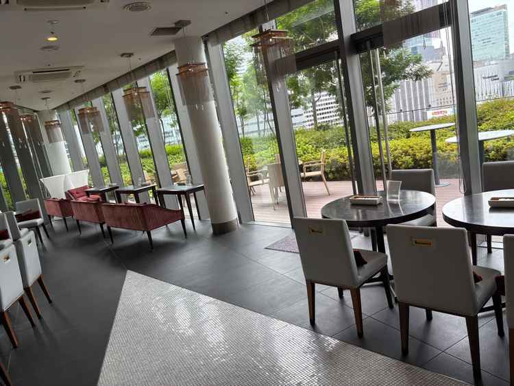 ゲストが受付前に待つ、ウェルカムスペースです。景色は緑もあり素敵です。