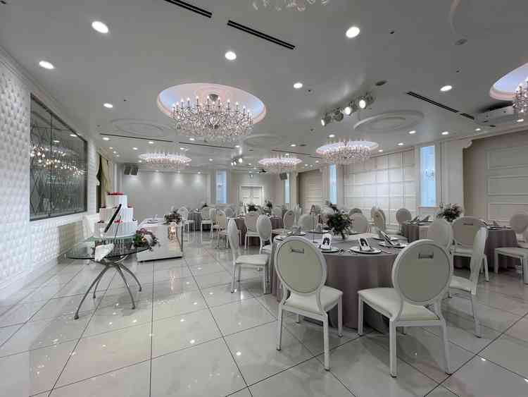 純白な会場、セレナーデ