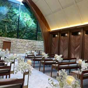 チャペルの写真。開放感と明るさのある綺麗な空間だった。