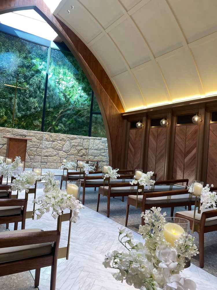 チャペルの写真。開放感と明るさのある綺麗な空間だった。