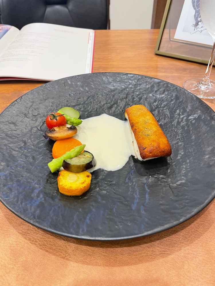 試食の魚料理。魚の上にのっている香草がいいスパイスになってました。