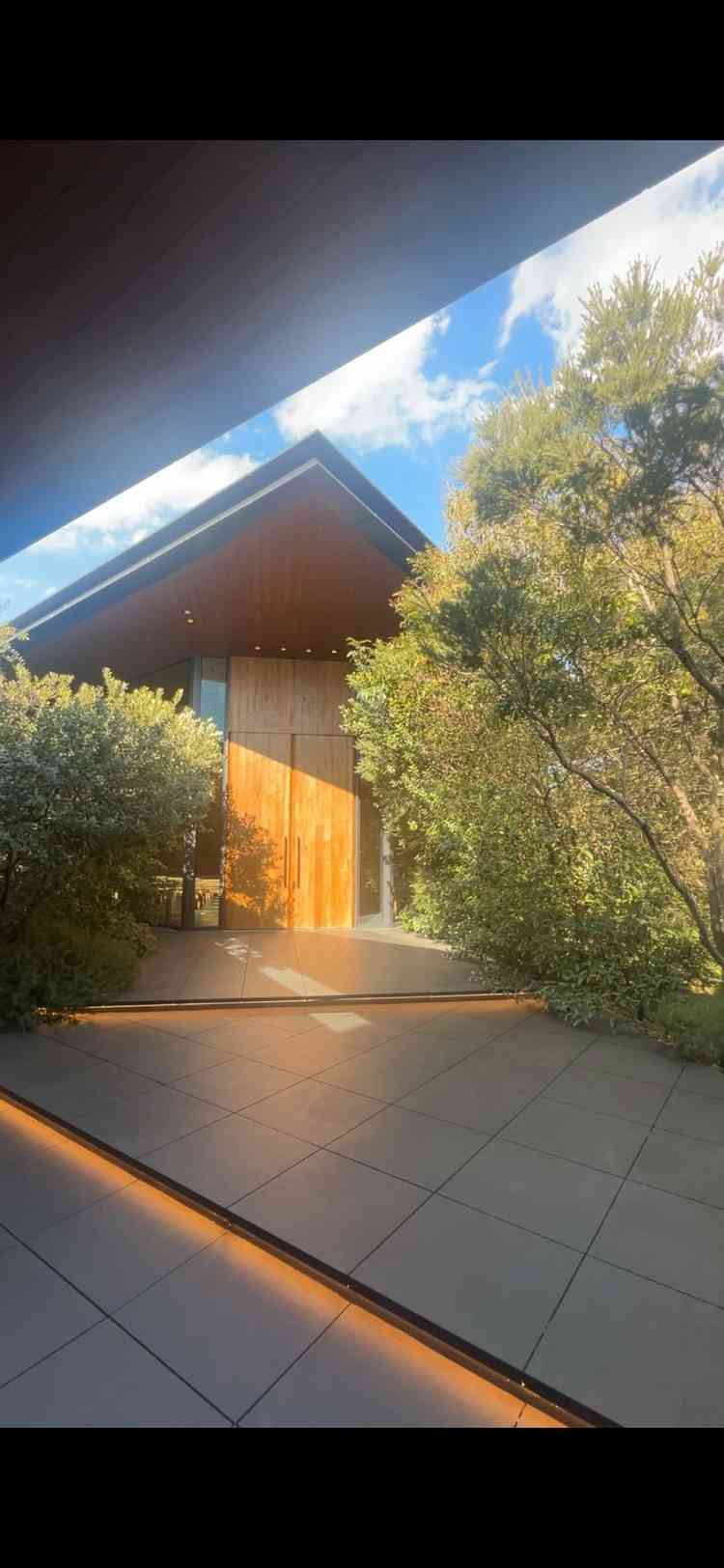 エレベーターを空けた後に見える挙式会場