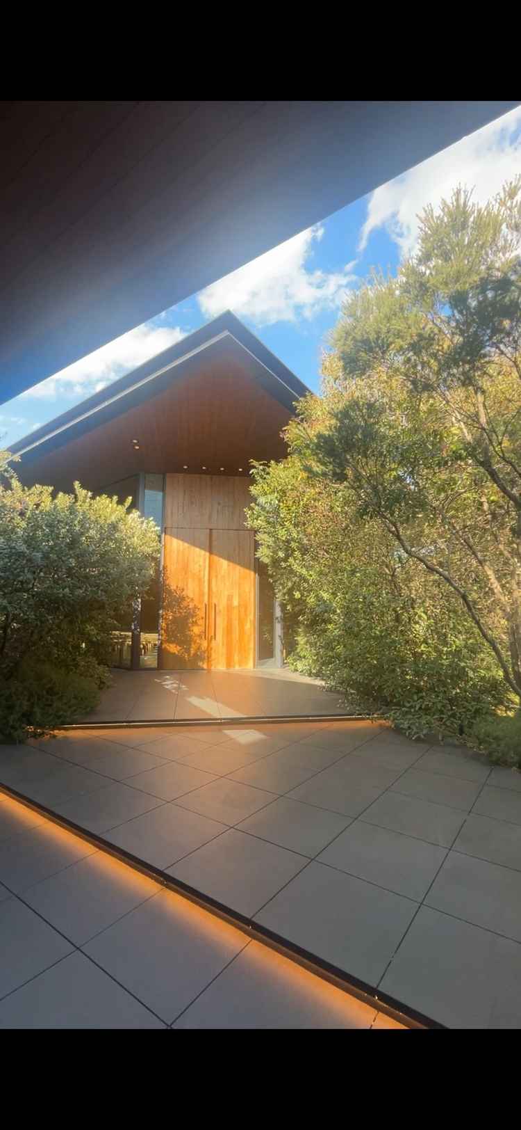 エレベーターを空けた後に見える挙式会場