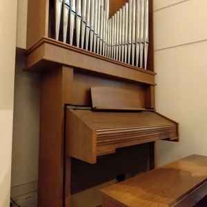 チャペルにはパイプオルガン風の立派なオルガンも設置されていました