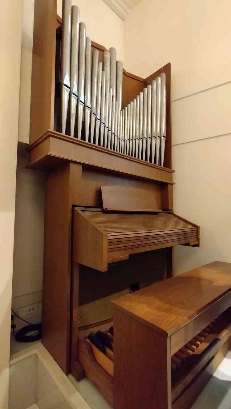 チャペルにはパイプオルガン風の立派なオルガンも設置されていました