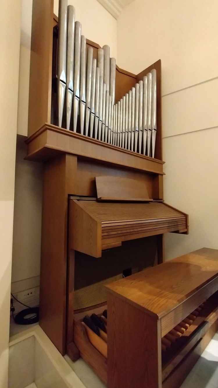 チャペルにはパイプオルガン風の立派なオルガンも設置されていました