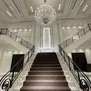 ニューヨーククリスタルという披露宴会場です。大きな階段が特徴的で、他にはない迫力がありました。