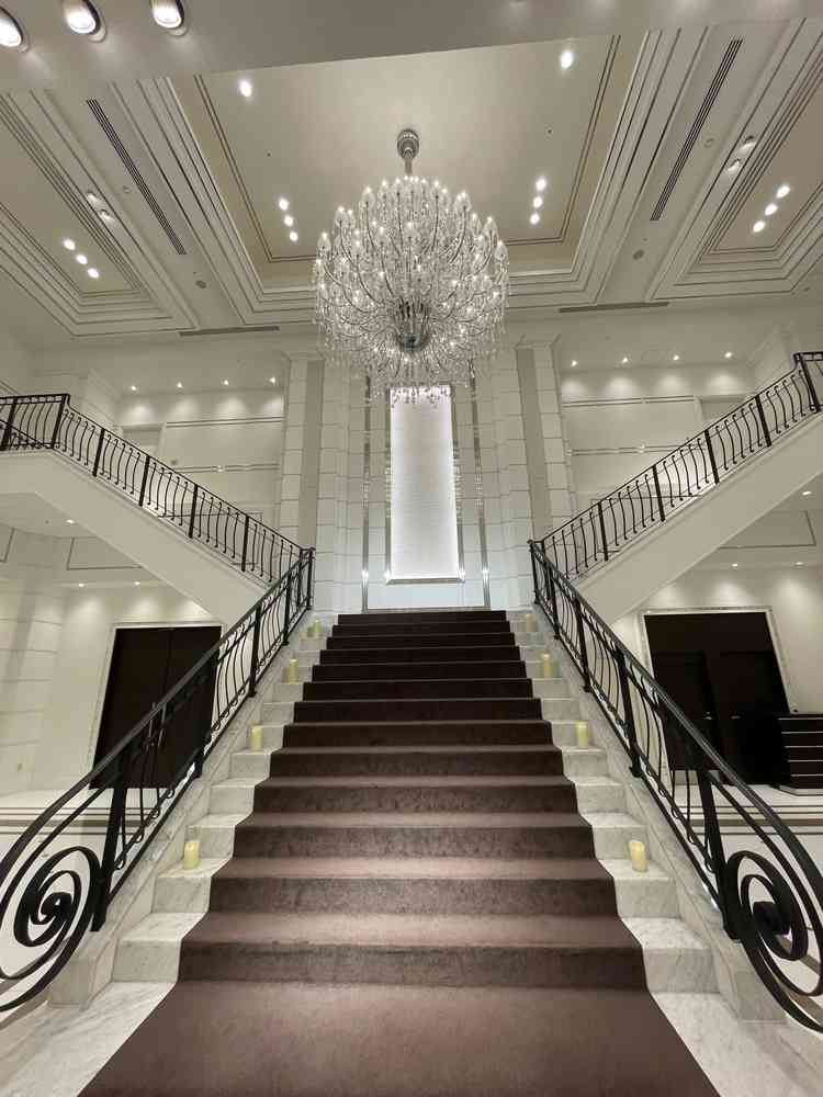 ニューヨーククリスタルという披露宴会場です。大きな階段が特徴的で、他にはない迫力がありました。