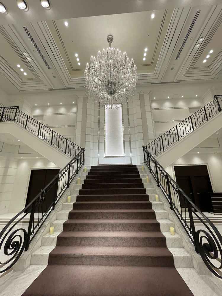 ニューヨーククリスタルという披露宴会場です。大きな階段が特徴的で、他にはない迫力がありました。