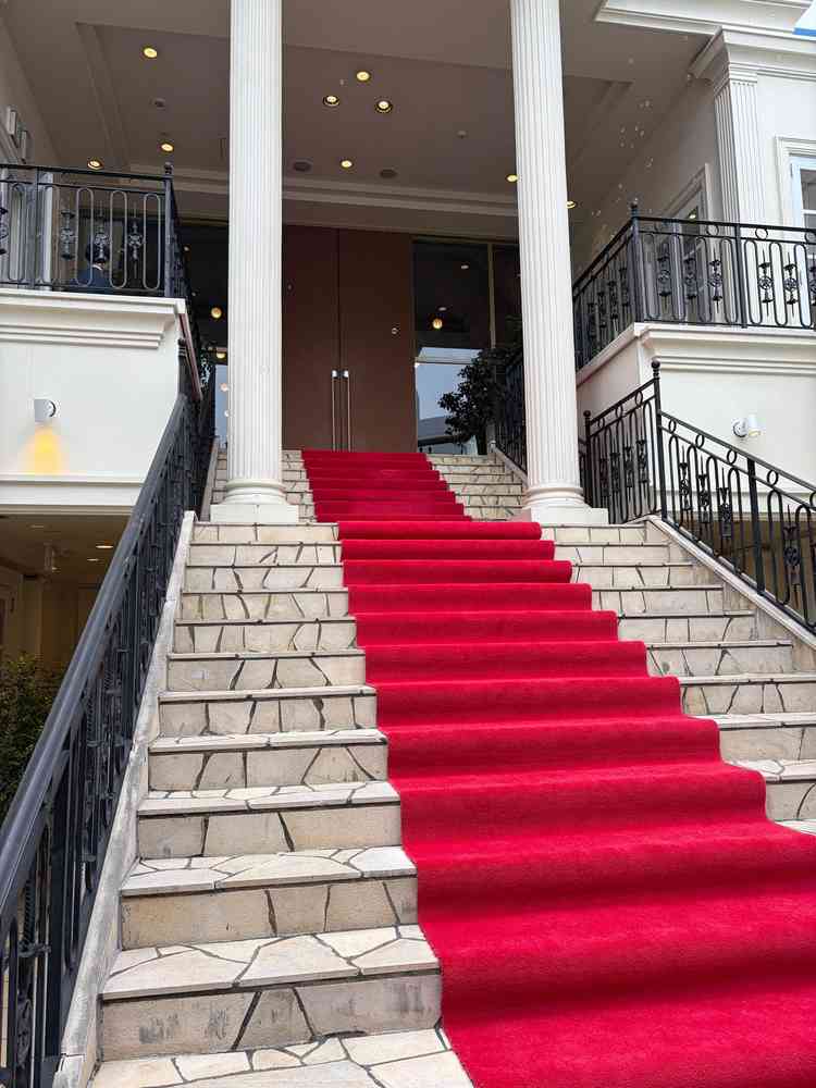 挙式会場に向かう階段。バブルシャワーの演出などでゲストの方とワイワイ楽しめそうでした。