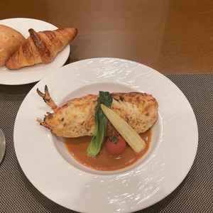 試食の料理の写真です。オマールエビのテルミドールとクロワッサンが絶品でした。