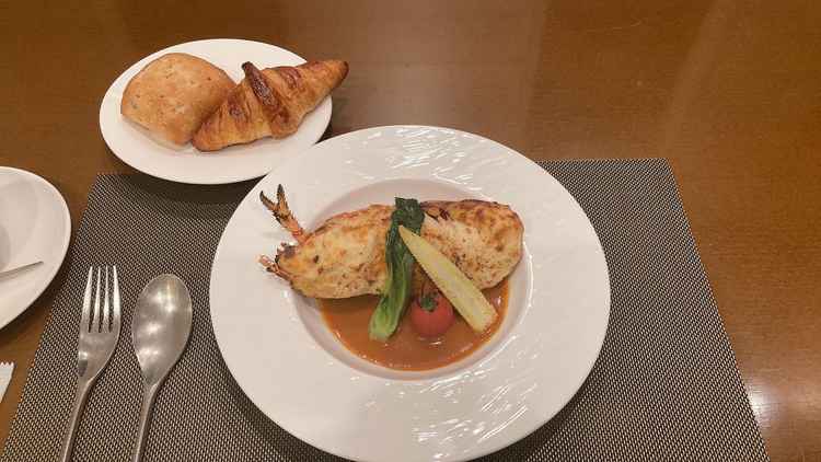 試食の料理の写真です。オマールエビのテルミドールとクロワッサンが絶品でした。