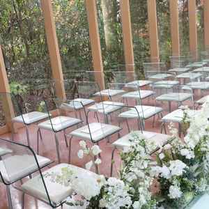 バージンロードの横側の写真。透明の椅子がめずらしく、隣の人との圧迫感が少なくなるとのこと。景色も良い