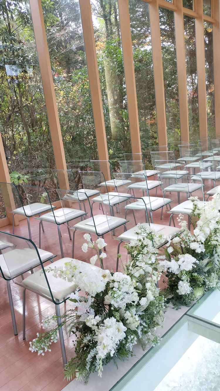 バージンロードの横側の写真。透明の椅子がめずらしく、隣の人との圧迫感が少なくなるとのこと。景色も良い