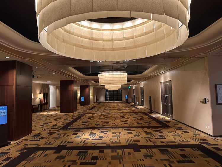 廊下も広々しており、照明もとてもオシャレだった。