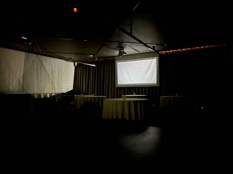 挙式場では左側と正面の2箇所で動画など流すことができるようです。