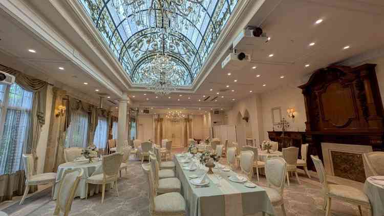 シャンデリアが印象的な披露宴会場