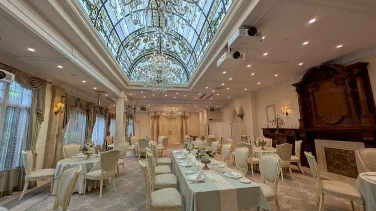 シャンデリアが印象的な披露宴会場